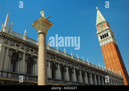 La statua di San Teodoro e la Torre Campanaria (campanile) nel Piazette e Piazza San Marco Venezia Veneto Italia Foto Stock