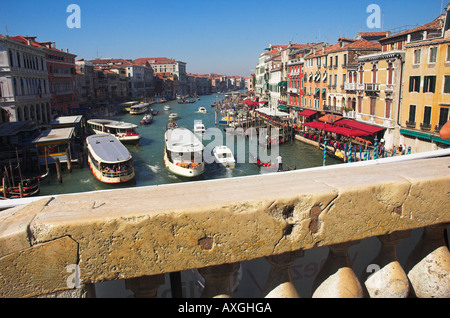 Vista del Canal Grande dal lato sud del ponte di Rialto Venezia Veneto Italia Foto Stock