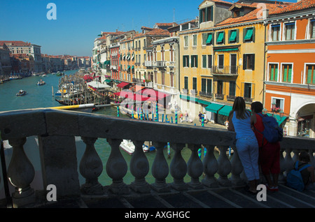 Vista del Canal Grande dal lato sud del ponte di Rialto Venezia Veneto Italia Foto Stock