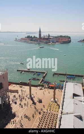 Vista dalla torre in Piazza San Marco che mostra le colonne nel piazette, il molo (Pier) & San Giorgio Maggiore isola. Foto Stock