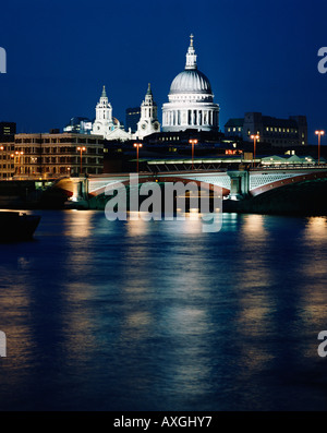 La Cattedrale di St Paul e Blackfriars Bridge illuminazione notturna vista lungo il fiume Tamigi, città di Londra, Inghilterra, GB, Regno Unito Foto Stock