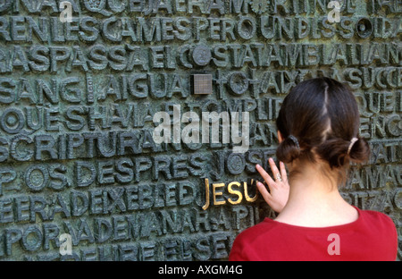 Le porte di bronzo della passione, la Sagrada Familia di Barcellona, in Catalogna, Spagna, Europa Foto Stock