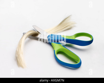 Per i bambini con delle forbici ciocca di capelli Foto Stock