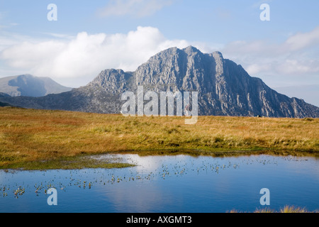 Il monte Tryfan picco di montagna vertice lato est attraverso Nant Yr Ogof con piscina Altopiano in primo piano il Parco Nazionale Snowdonia Conwy North Wales UK Gran Bretagna Foto Stock