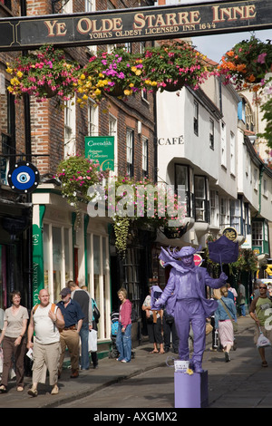 Stonegate occupato stretta conservati pedonale vecchia strada medievale nel centro della città di York Yorkshire England Regno Unito Foto Stock