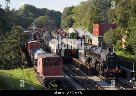 Treni a vapore e carrozze antiche nella stazione su "North Yorkshire Moors' Goathland ferroviaria North Yorkshire, Inghilterra Foto Stock