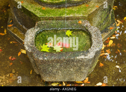 Il piedistallo della statua, Kyoto, Honshu, Giappone Foto Stock