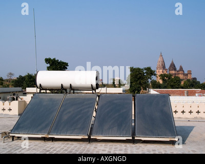 Pannelli solari sul tetto per il riscaldamento di acqua di nuovo hotel nel XVI secolo città Orchha Madhya Pradesh India Asia Foto Stock