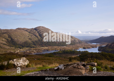 Vista dei laghi superiori e Purple Mountain da 'Ladies View' nel Parco Nazionale di Killarney County Kerry Eire Irlanda del Sud Europa Foto Stock