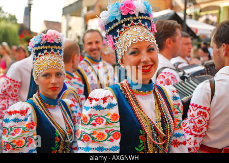 Est europeo di ballerini, Music Parade durante i giorni di Folklore in Olsztyn, Polonia Foto Stock