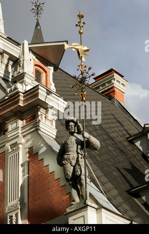 Statue del municipio della città vecchia e della fratellanza di punti neri House di Riga, Lettonia Foto Stock