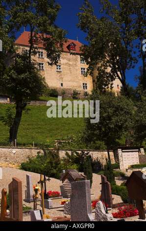 Cimitero & Chateau de Gruyeres (Castello di Gruyeres), Gruyere, Cantone di Friburgo, Svizzera Foto Stock