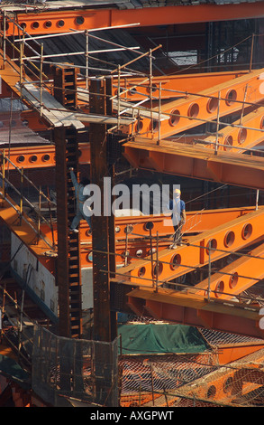 Lavoratori edili appollaiarsi su sessantasettesima piano della Mori Tower a Shanghai in Cina Foto Stock