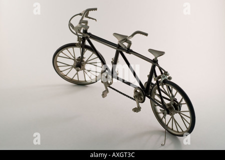 Giocattolo biciclette tandem costruita per due vista posteriore Foto Stock