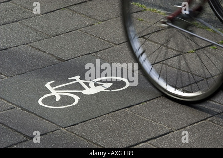 Segno di biciclette su strada Foto Stock