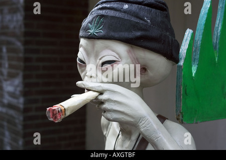 Alien figura fumare cannabis joint Foto Stock