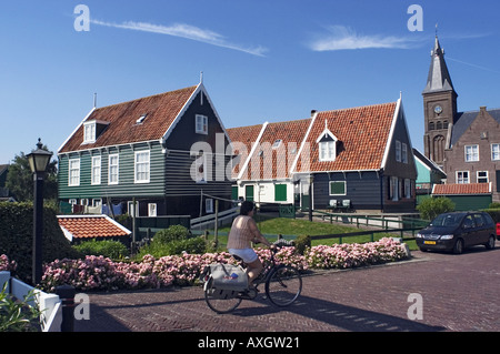 Fila di case e la chiesa nel villaggio di Marken Foto Stock