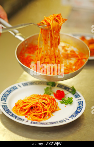 La preparazione di un piatto di pasta nel ristorante italiano, Italia Foto Stock