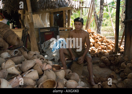 Visita turistica alla piccola noce di cocco produzione di copra Minahasa Highlands Sulawesi Utara Nord Sulawesi Indonesia Foto Stock