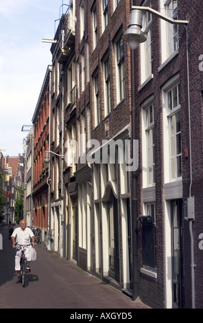 Strada stretta in Amsterdam Foto Stock