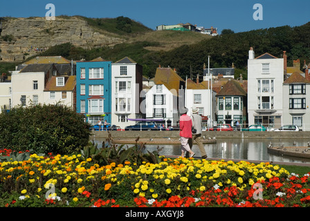 Letti di fiori e giri in barca il lago di West Hill sullo sfondo le Stade parco dei divertimenti di Hastings Old Town East Sussex Foto Stock