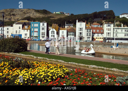 In barca il lago di West Hill sullo sfondo le Stade parco dei divertimenti di Hastings Old Town East Sussex s Foto Stock