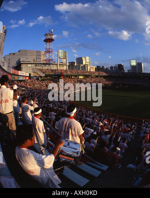 Il giapponese gli appassionati di baseball di Hiroshima Toyo Carp a Hiroshima Baseball Stadium Foto Stock