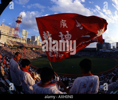 Il giapponese gli appassionati di baseball di Hiroshima Carp a Hiroshima Baseball Stadium Foto Stock