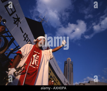 Il giapponese gli appassionati di baseball di Hiroshima Carp allietare il loro team su a Hiroshima Baseball Stadium. Foto Stock