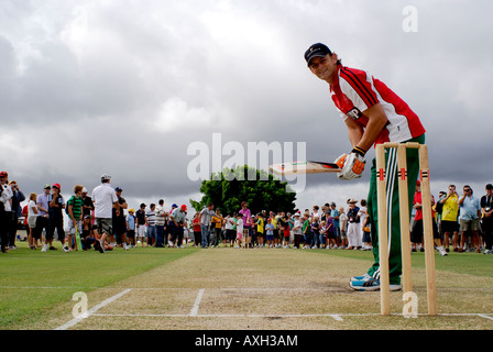 Adam Gilchrist, campione australiano e Western Australian cricketer, battere con una folla di spettatori a una funzione di carità Foto Stock