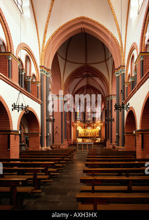 Sinzig, Pfarrkirche San Pietro, Blick nach Osten Foto Stock