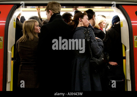 Persone squash sulla metropolitana di Londra durante la mattina ora di punta. Foto Stock