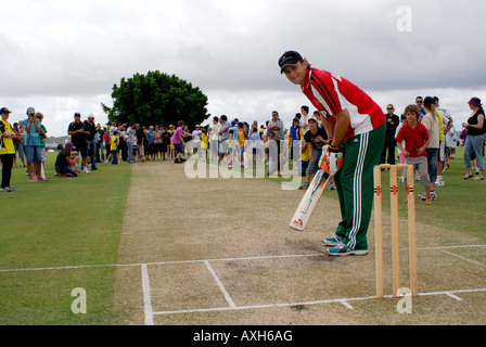 Adam Gilchrist, australiane e Western Australian cricketer, battere con una folla di spettatori a una funzione di carità Foto Stock