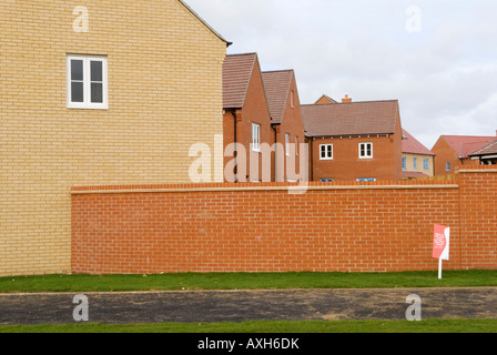 Nuova proprietà abitativa quasi finita, case in vendita. Muro del giardino in mattoni rossi gialli a Foresthall Park, Bishop Stortford UK, HOMER SYKES degli anni '2008 2000 Foto Stock