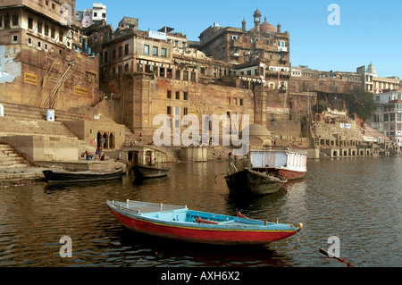 Palazzi e templi lungo il Gange Varanasi India Foto Stock