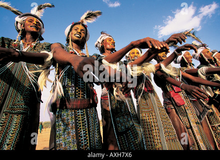 Wodabe uomini ballare sulla cerimonia di Gerewol maschio prima del concorso di bellezza del Niger. Foto Stock