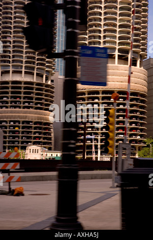 Parcheggi in un scyscraper con appartamenti su livelli superiori Foto Stock