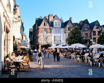 Street Cafe e le vecchie case in Piazza Plumereau nel centro della città medievale di Tours. Indre et Loire, Francia Foto Stock