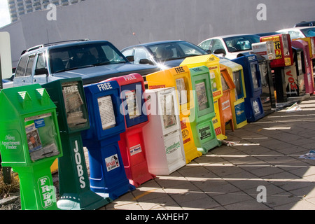 Line up colorato e giornale quotidiano gratuito e la rivista distributori in Houston TX Texas USA Foto Stock