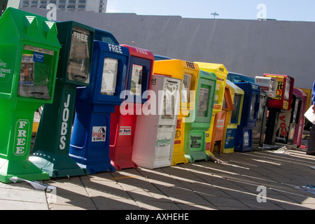 Line up colorato e giornale quotidiano gratuito e la rivista distributori in Houston TX Texas USA Foto Stock