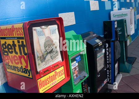 Line up di coloratissimi giornale gratuito & magazine erogatori a Houston in Texas USA Foto Stock