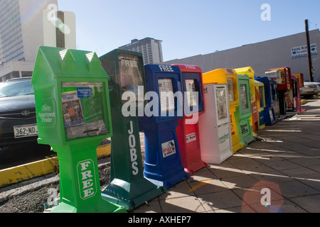 Line up di coloratissimi giornale gratuito & magazine distributori in Houston Texas TX USA Foto Stock