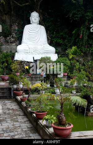 Una statua di Buddha a un tempio vietnamita in cima Thuy figlio, una delle cinque montagne nelle montagne di marmo complesso, Danang Foto Stock