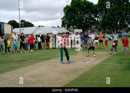 Adam Gilchrist, australiane e Western Australian cricketer, battere con una folla di spettatori a una funzione di carità Foto Stock