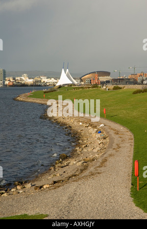 La Baia di Cardiff barrage con il Millenium Center prominente in background Foto Stock