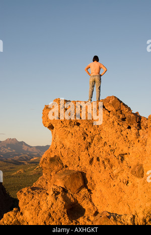 Una donna rende alla sommità di un piede 2500 picco di montagna Foto Stock