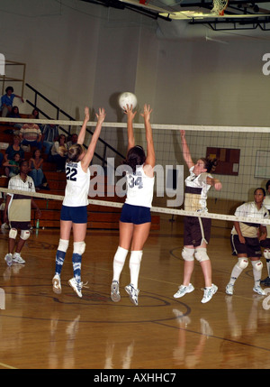 Le ragazze di alta scuola di gioco di pallavolo Foto Stock