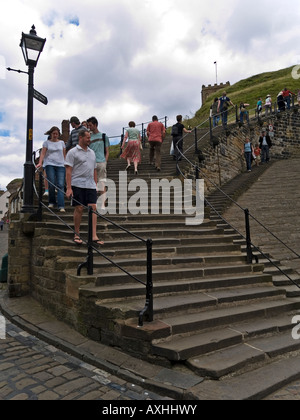 I turisti sulla famosa 199 passi dalla città di St Marys Chiesa e Abbazia di Whitby North Yorkshire Regno Unito Foto Stock