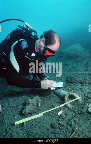 Scubadiver in un sottomarino sito archeologico Foto Stock