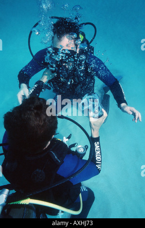 Due scubadiver facendo esercizio sul fondale Foto Stock